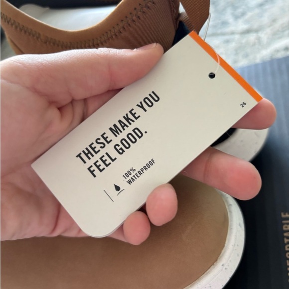 Women’s Bogs Juniper Chelsea Tan and Black Casual Boots - Picture 7 of 11